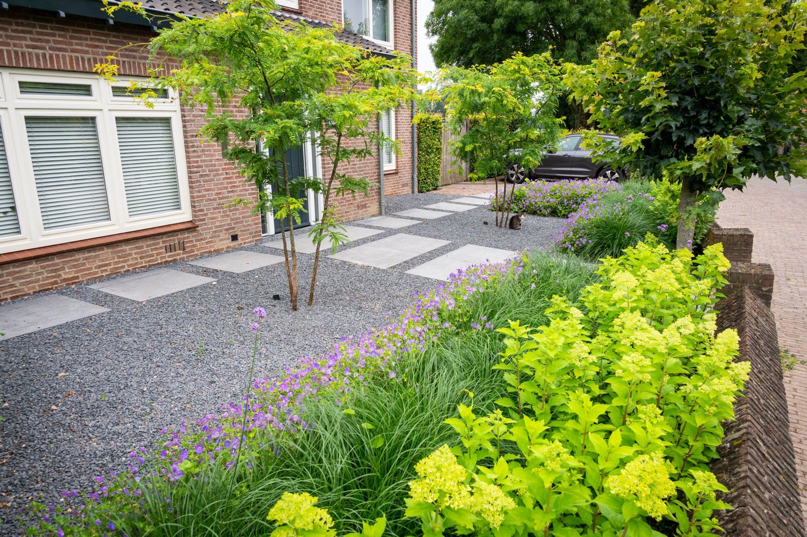 Ruime voortuin in Megen met vijver