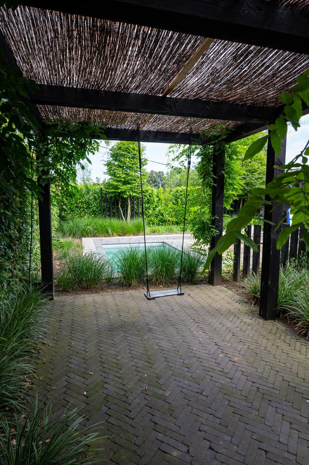 Tuin met zwembad