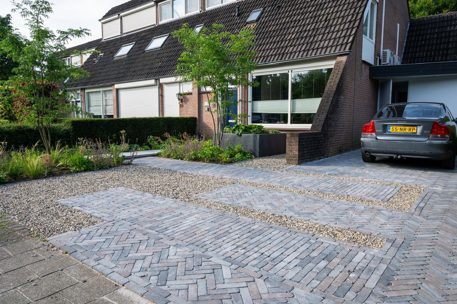 Voortuin met levendige oprit